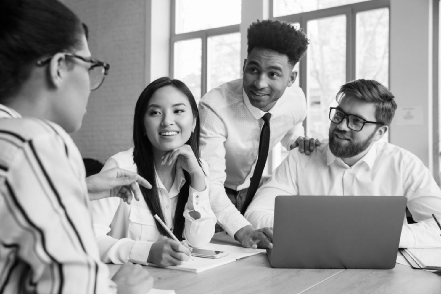 Grupo de profesionales colaborando en análisis financiero durante sesión de aprendizaje